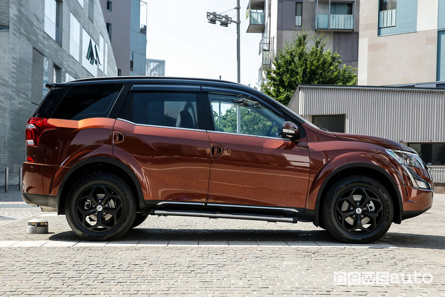 Mahindra XUV500 2019 vista laterale