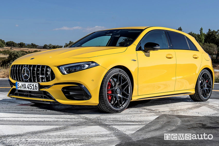 Mercedes-AMG A 45 S 4MATIC+ gialla vista di profilo
