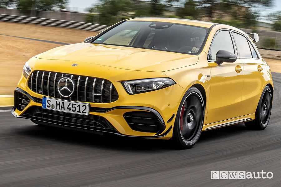 Mercedes-AMG A 45 S 4MATIC+ gialla vista di profilo in pista