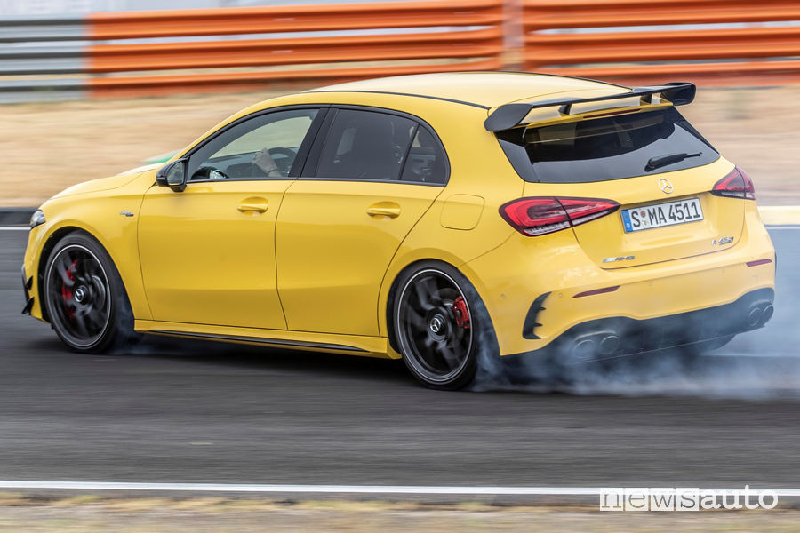 Mercedes-AMG A 45 S 4MATIC+ gialla derapata in pista