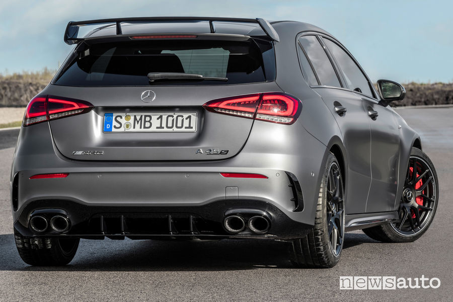 Mercedes-AMG A 45 S 4MATIC+ vista posteriore