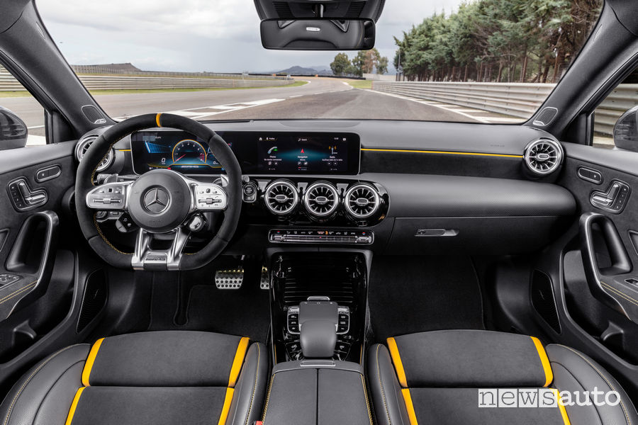 Mercedes-AMG A 45 S 4MATIC+ plancia strumenti