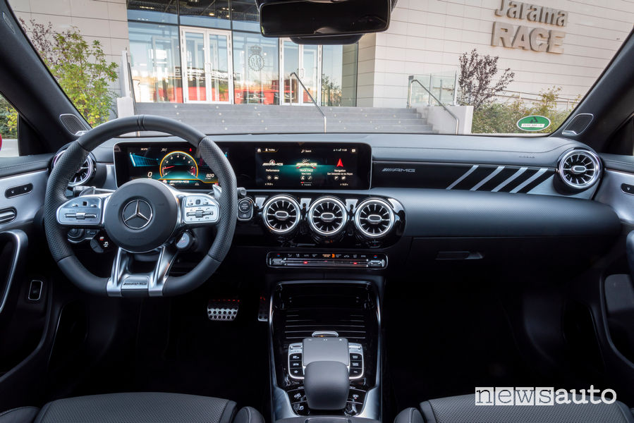 Mercedes-AMG CLA 45 S 4MATIC+ rossa plancia strumenti