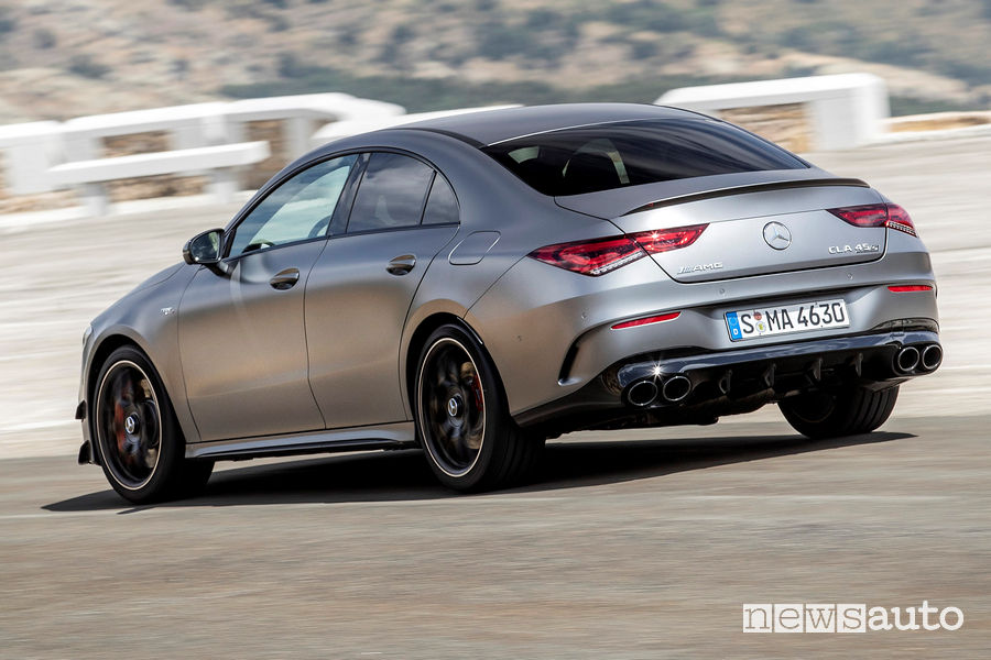 Mercedes-AMG CLA 45 S 4MATIC+ vista di posteriore in pista