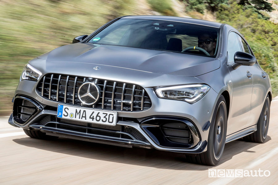 Mercedes-AMG CLA 45 S 4MATIC+ vista di profilo in movimento