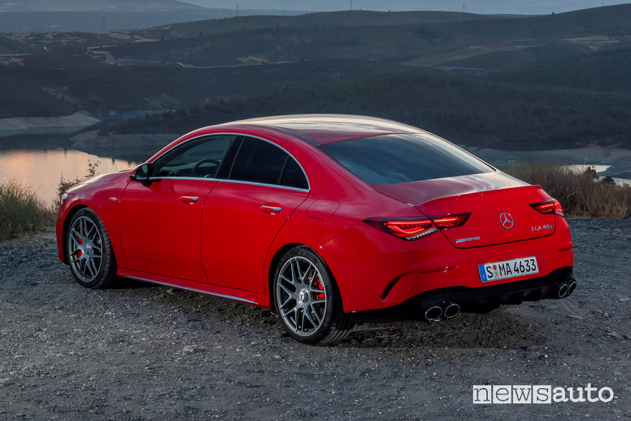 Mercedes-AMG CLA 45 S 4MATIC+ rossa vista posteriore