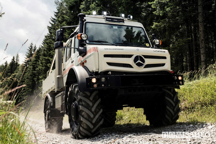 Mercedes Unimog U 5023 vista di profilo in movimento