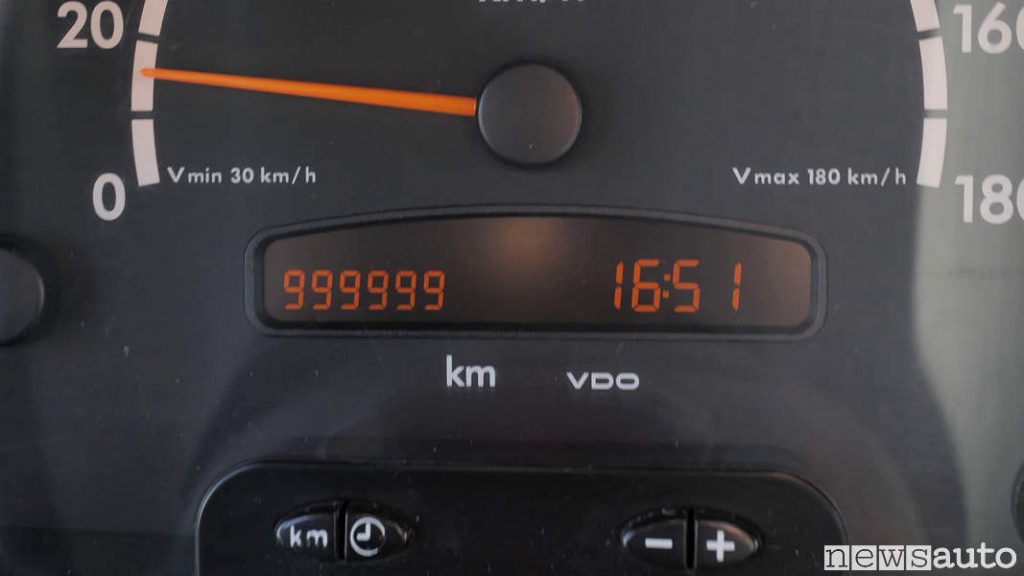 Contachilometri del furgone Mercedes Sprinter arrivato a 999.000 km, sta per tagliare il traguardo di 1 milione di KM!