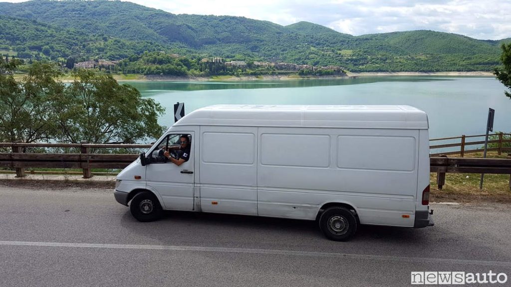 Al lago del Turano (visa Colle di Tora sullo sfondo )Mercedes Sprinter passo lungo che ha percorso 1 milione di km!