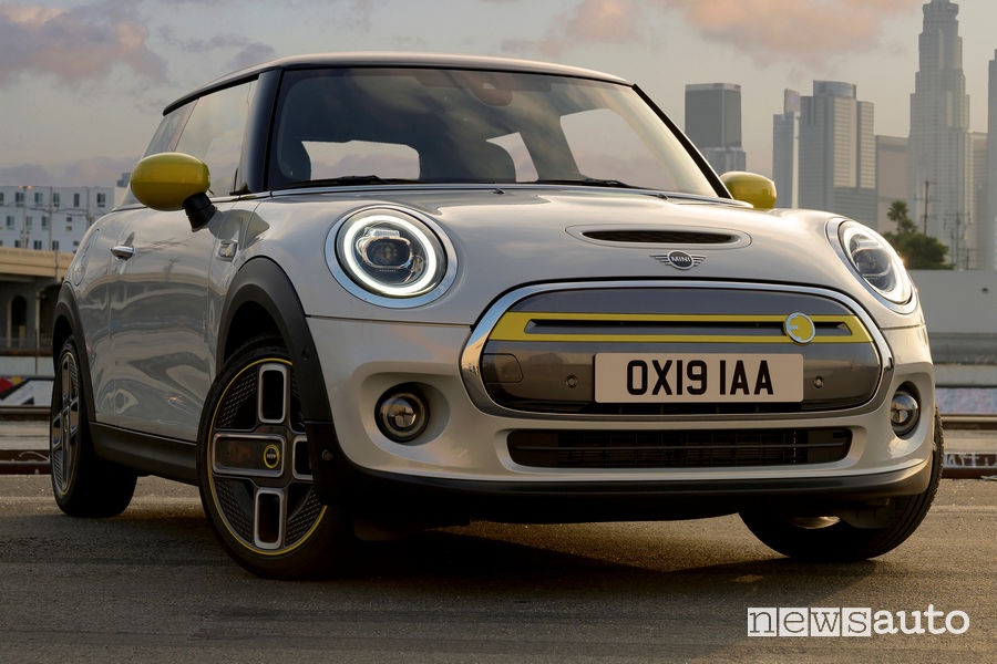 Mini Cooper elettrica vista di profilo