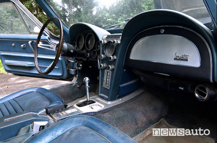 auto degli astronauti chevrolet corvette stingray interni