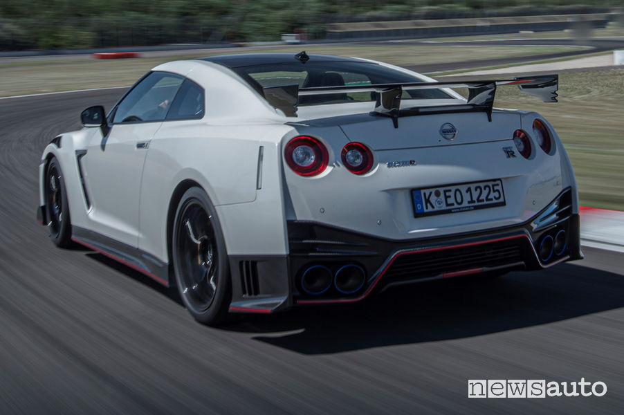 Nissan GT-R NISMO 2020 vista posteriore in pista