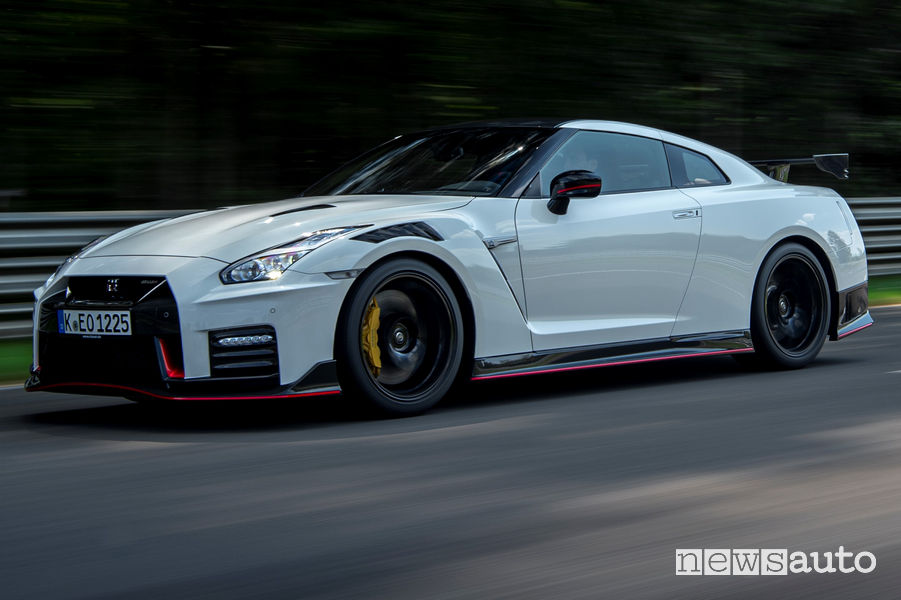 Nissan GT-R NISMO 2020 vista di profilo in pista