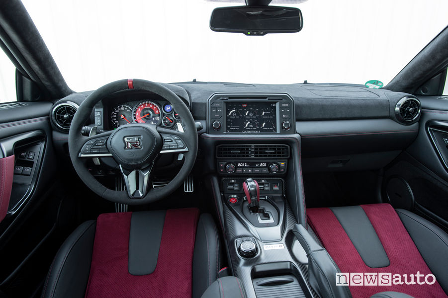 Nissan GT-R NISMO 2020 plancia strumenti