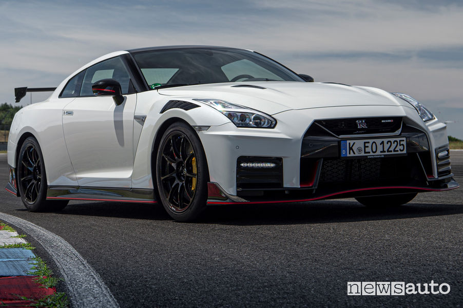 Nissan GT-R NISMO 2020 vista di profilo