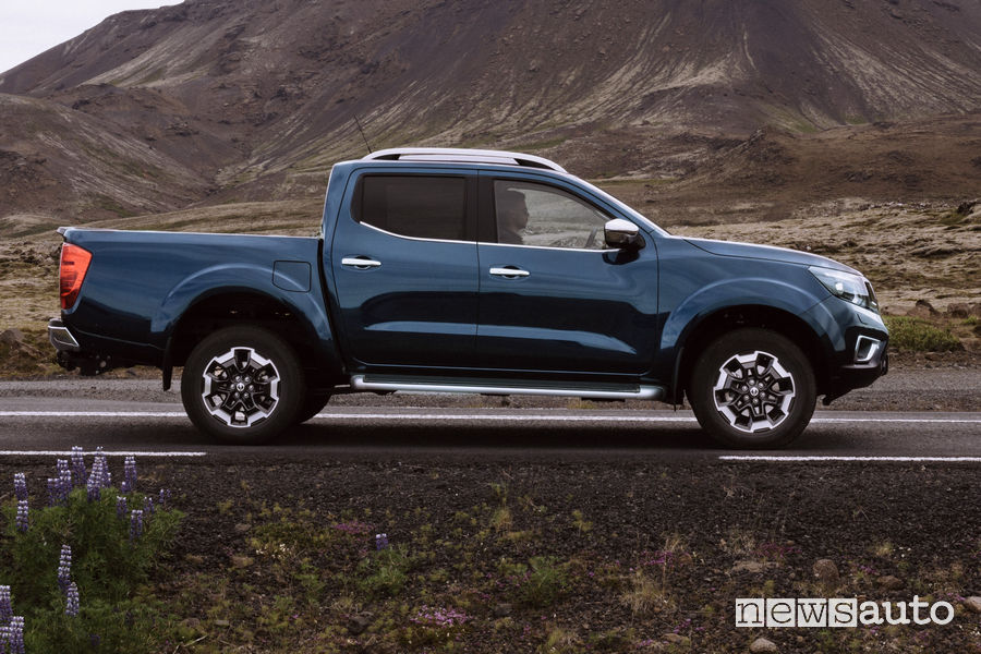 Nissan Navara 2020 Double Cab vista laterale in movimento