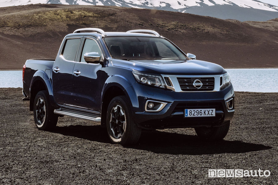 Nissan Navara 2020 Double Cab vista di profilo