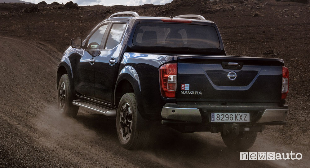 Nissan Navara 2020 Double Cab sterrato vista posteriore