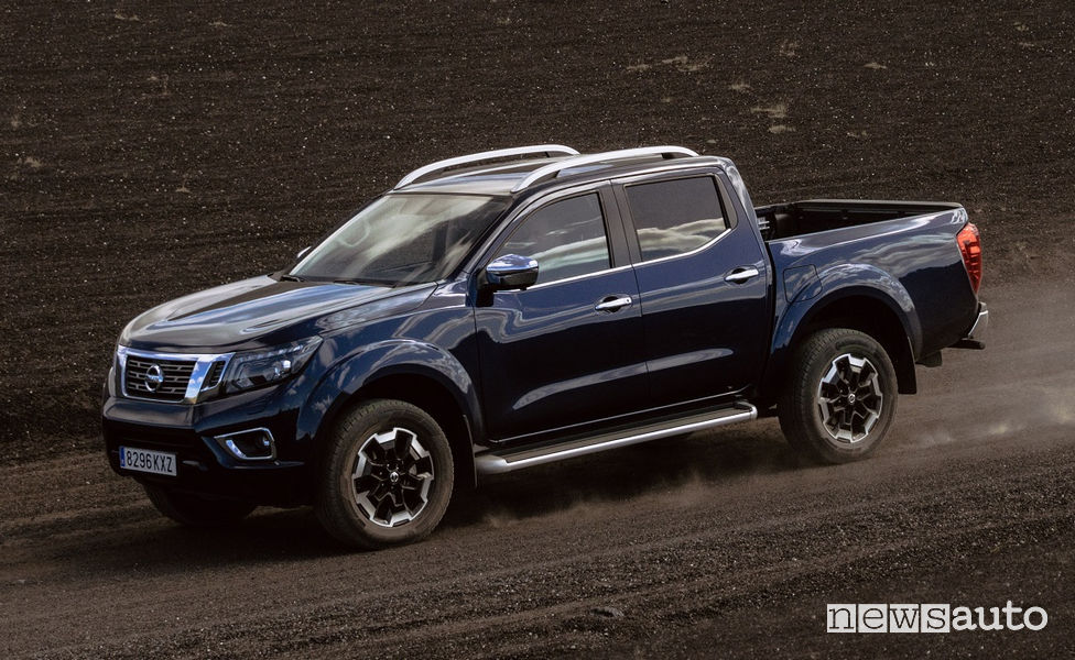 Nissan Navara 2020 Double Cab sterrato vista laterale