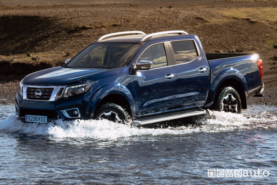 Nissan Navara 2020 Double Cab guado vista di profilo