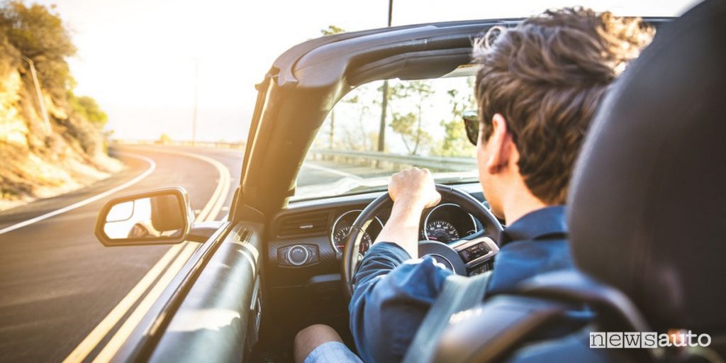 Anche per le auto cabrio il guidatore deve stare al sicuro con le coperture di una buona polizza assicurativa quando viaggia