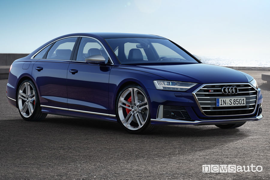 Nuova Audi S8 vista di profilo