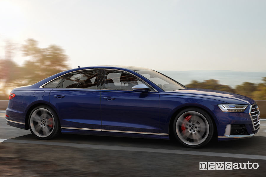 Nuova Audi S8 vista laterale in movimento