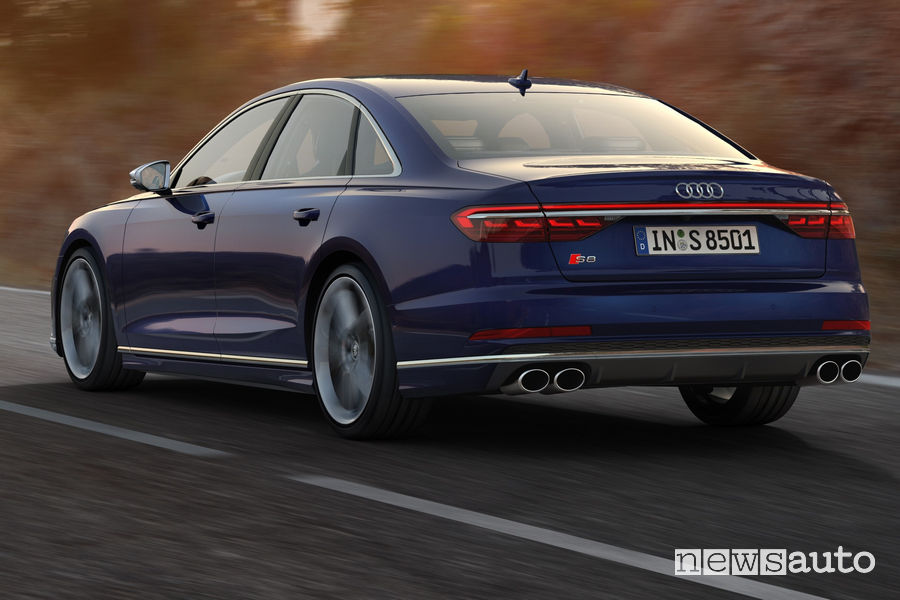 Nuova Audi S8 vista posteriore in movimento