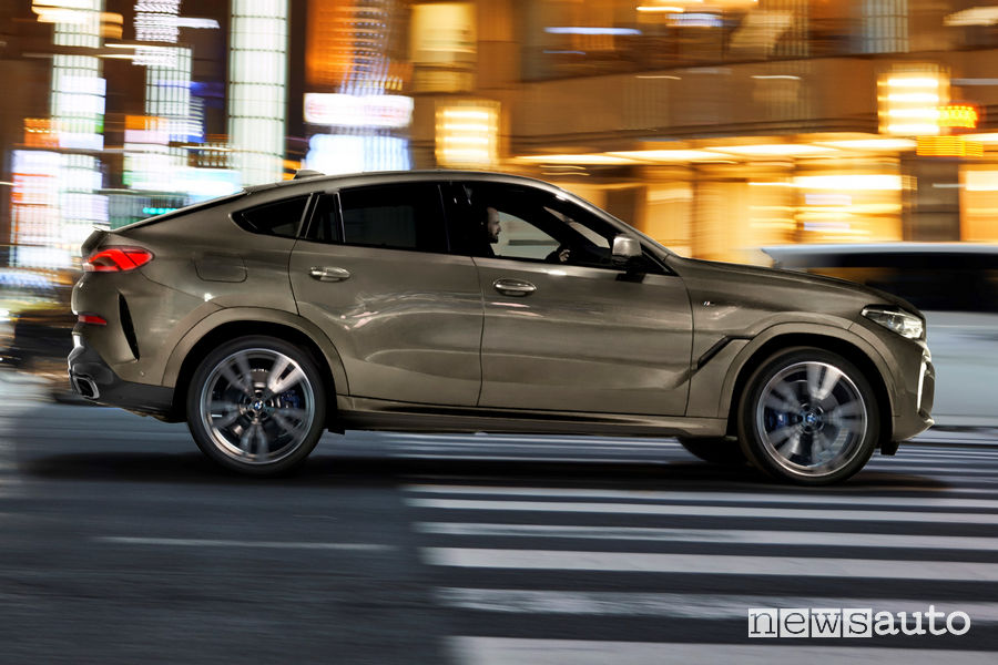 Nuova BMW X6 vista laterale in movimento