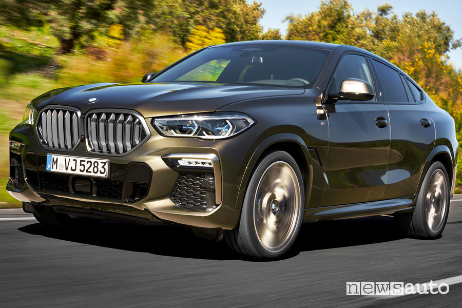 Nuova BMW X6 vista di profilo in movimento