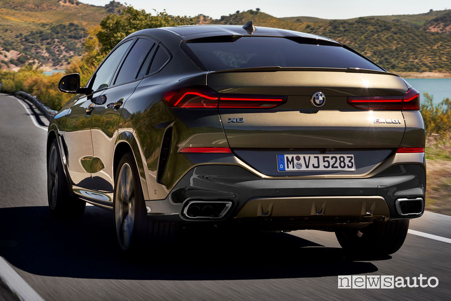 Nuova BMW X6 vista posteriore in movimento