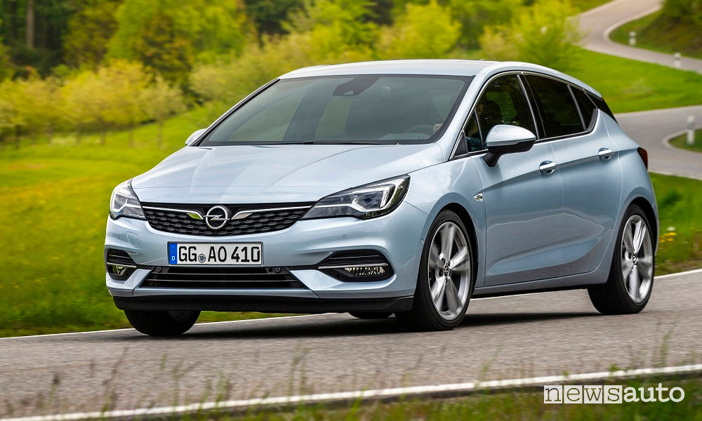 Opel Astra 2020 vista di profilo in movimento
