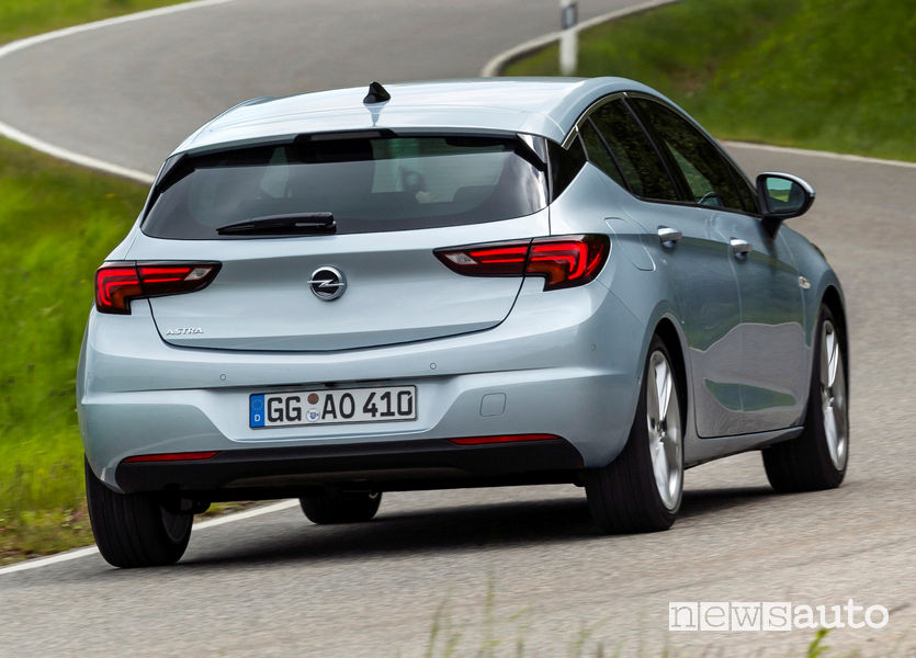 Opel Astra 2020 vista posteriore in movimento