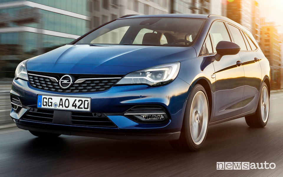 Opel Astra Sports Tourer 2020 vista di profilo in movimento