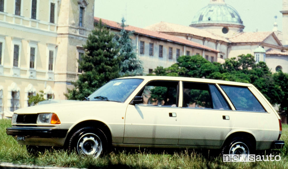 Peugeot 305 GLD Break 1980 vista laterale