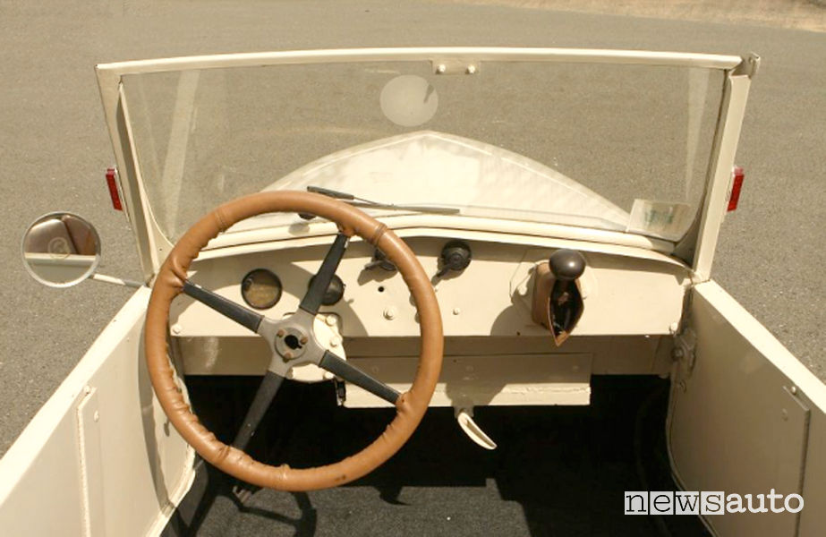 Peugeot VLV 1941 auto storica elettrica abitacolo