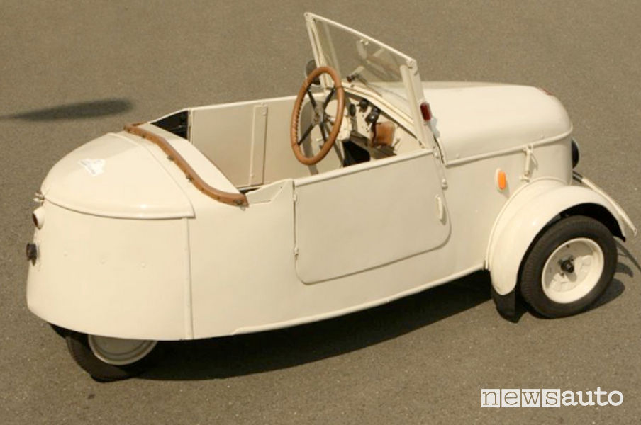 Peugeot VLV 1941 auto storica elettrica vista posteriore