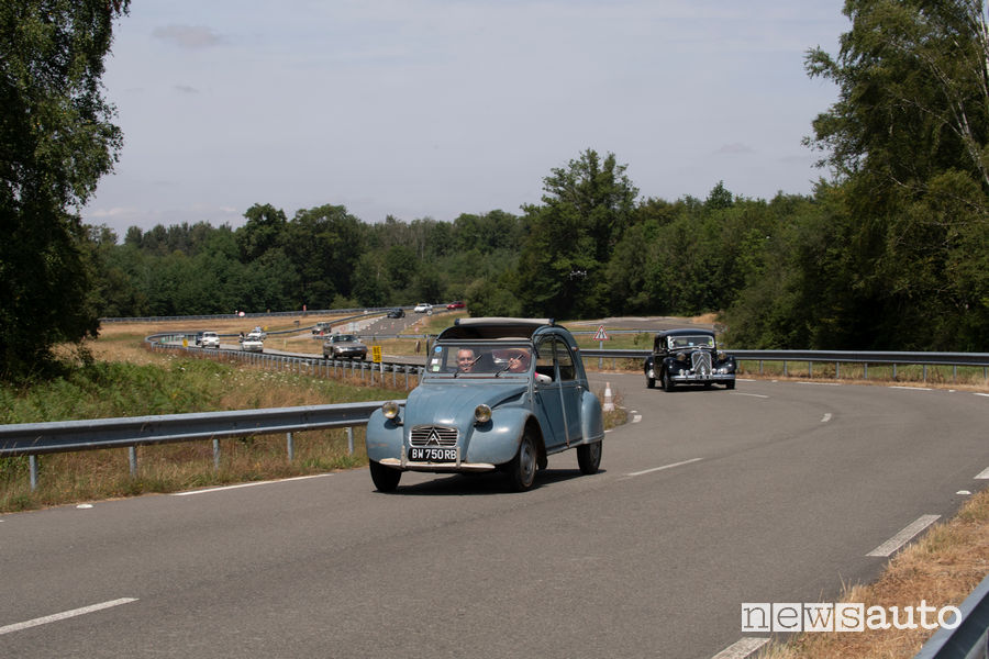 Carovana di auto storiche che raggiunge il Raduno del Secolo Citroën in Francia