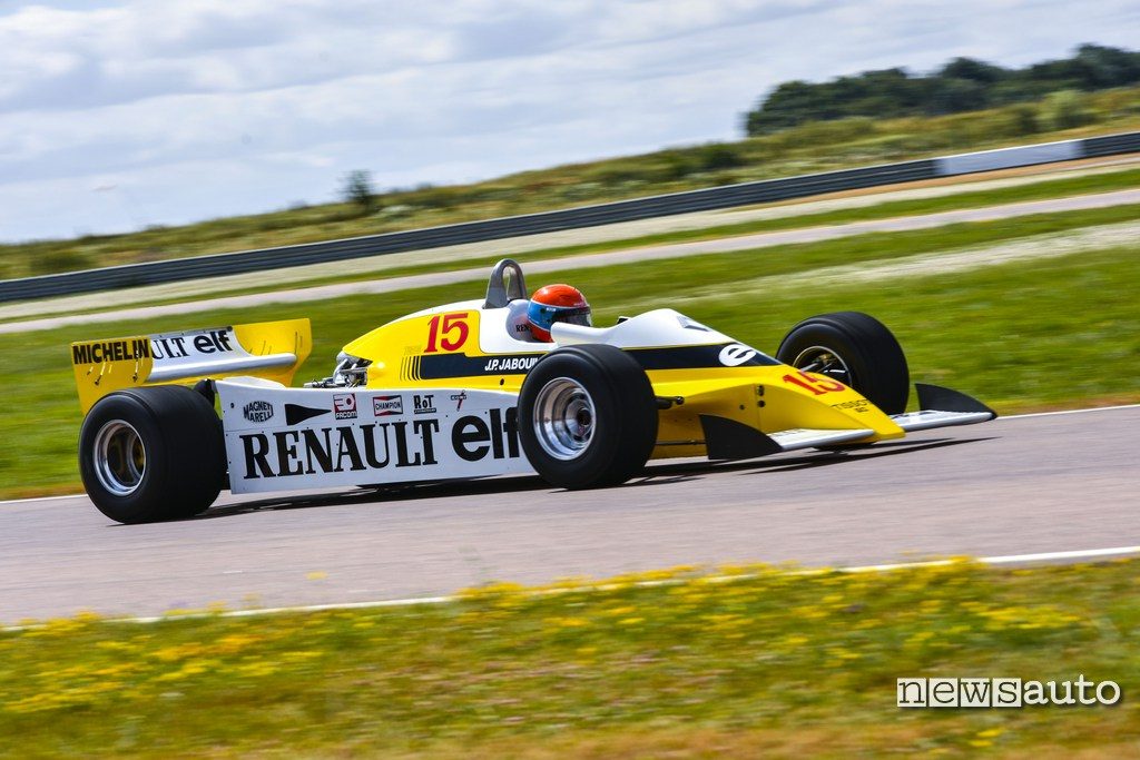 Renault F1 RS10 con Jabuille alla guida