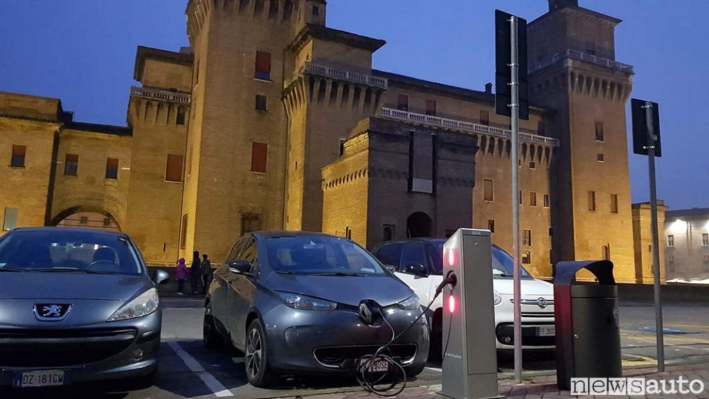 Ricarica di energia elettrica presso una colonnina sulla piazza