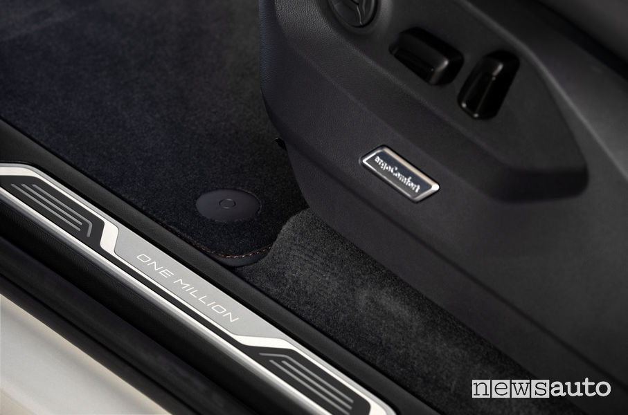 Volkswagen Touareg ONE Million badge battitacco