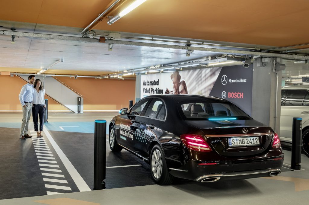 Parcheggio automatico di una Mercedes con infrastruttura Bosch