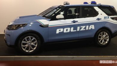 Auto della Polizia fuoristrada Land Rover Discovery