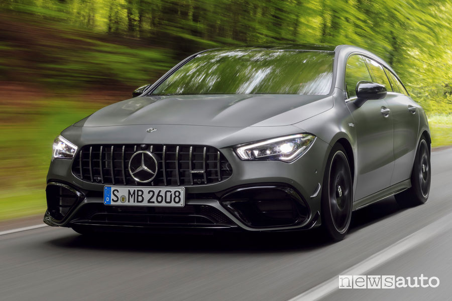 Mercedes-AMG CLA 45 S 4Matic+Shooting Brake vista di profilo in movimento