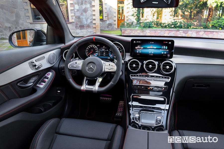 Mercedes-AMG GLC 43 4Matic Coupé plancia strumenti