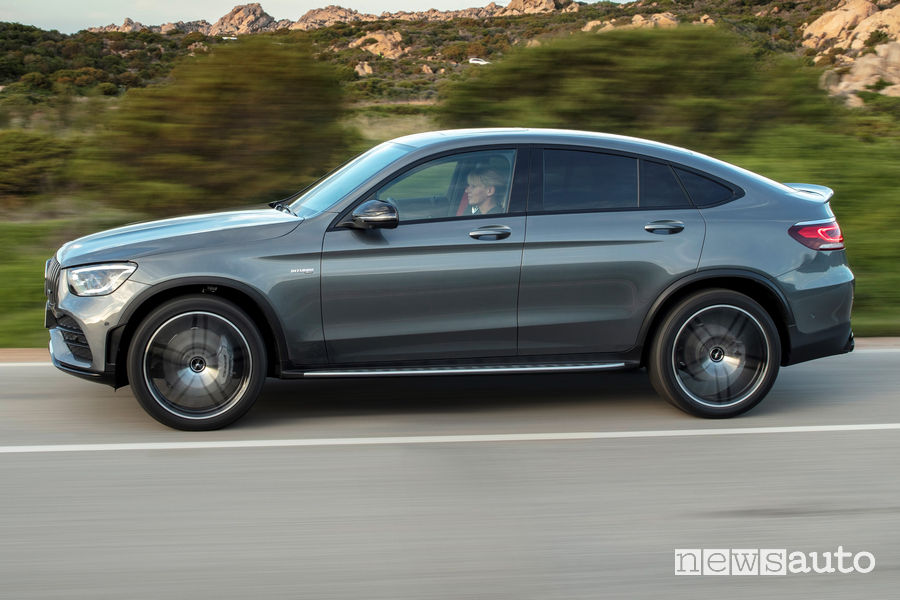 Mercedes-AMG GLC 43 4Matic Coupé vista laterale in movimento