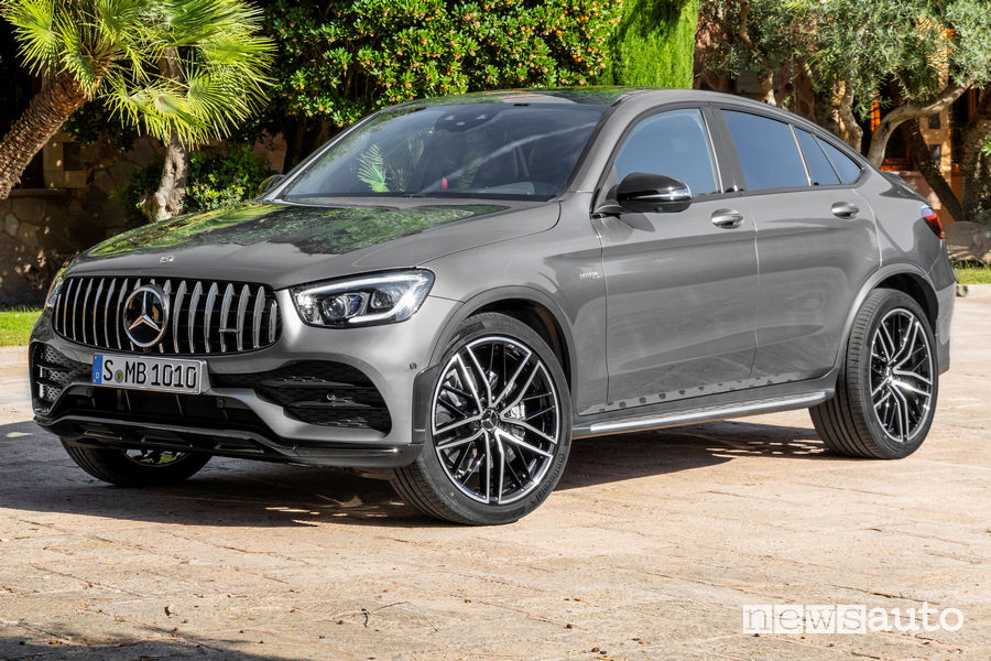 Mercedes-AMG GLC 43 4Matic Coupé vista di profilo