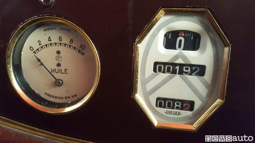 Contachilometri originale papamobile Citroen con solo 192 km! Non è mai uscita dai musei vaticani durante il periodo di sua attività
