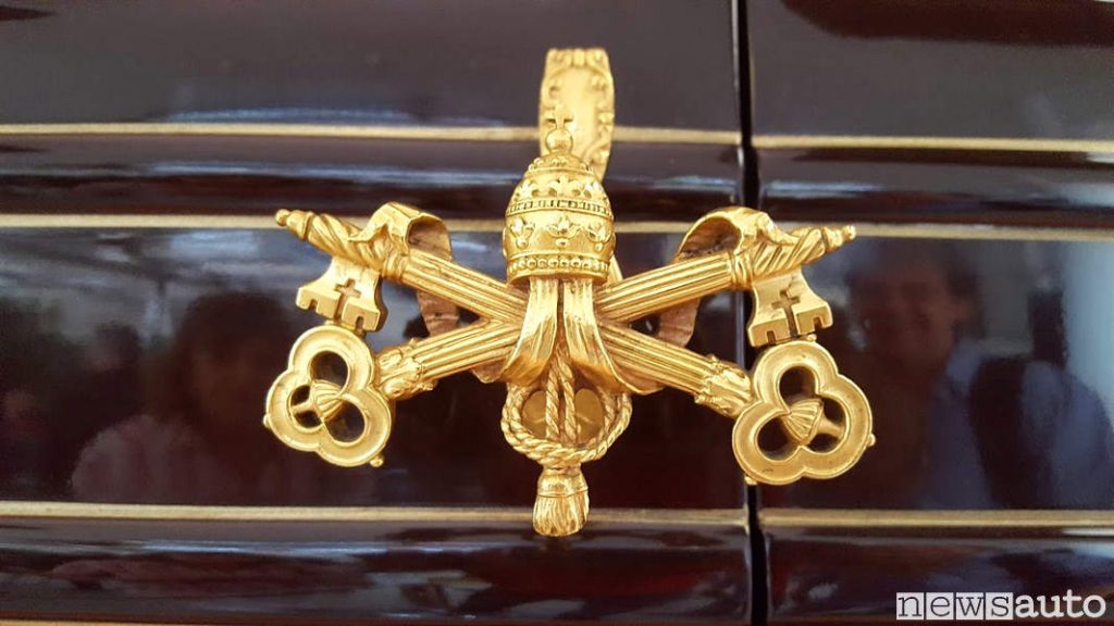 Stemma pontificio sulla papamobile Citroen