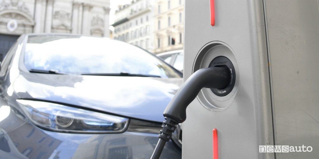 Una presa TIPO2 per collegamento alla colonnina di ricarica elettrica